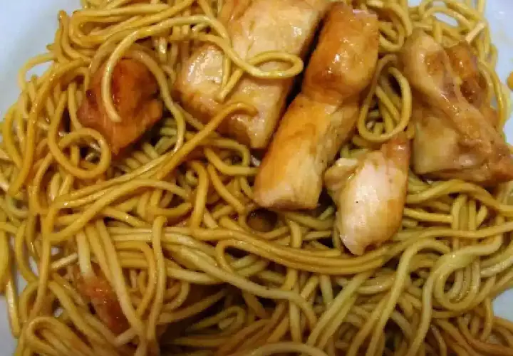 Nouilles chinoises poulet sauce soja miel, un plat savoureux et coloré.