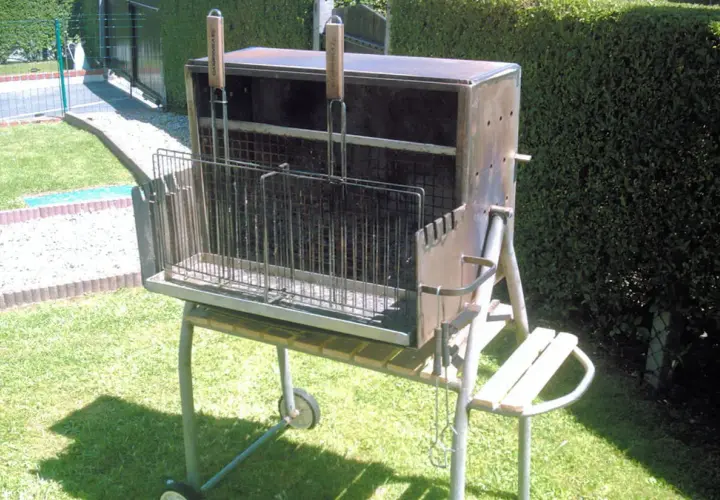 Un barbecue vertical fait maison, idéal pour fabriquer un foyer vertical pour tournebroche. Il est prêt pour une cuisson en plein air.