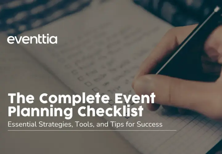 Une main écrit sur une liste organisation dans un carnet. Le titre "The Complete Event Planning Checklist" est affiché.