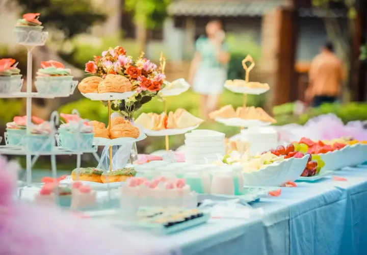Buffet de mariage pas cher avec cupcakes, choux, fruits frais et desserts. Une table joliment dressée pour célébrer l'amour sans se ruiner.