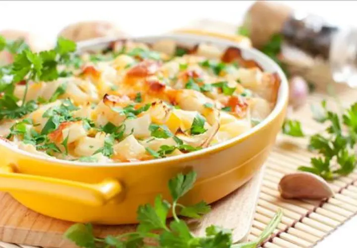 Gratin de chou-fleur et pommes de terre, une des meilleures recettes pour ceux qui n'aiment pas les légumes. Garniture de persil frais.