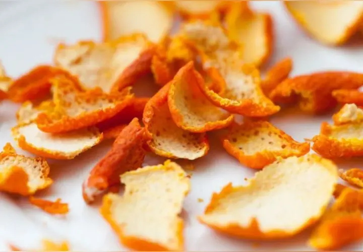 Écorces d'oranges séchées, parfaites pour 5 trucs à faire avec les oranges : zestes, confits, infusions, désodorisants ou même pour la décoration.