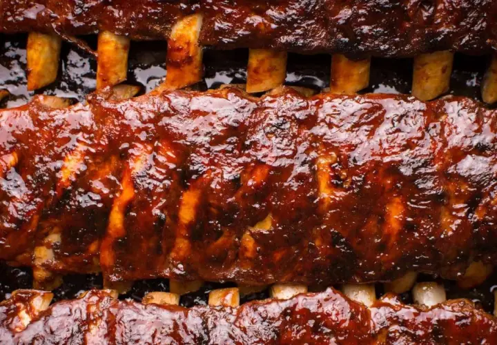 Côte de porc moutarde barbecue, un délice caramélisé et juteux, prêt à être dégusté.