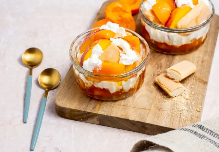 Douceur d'abricots et crème fouettée dans des coupes, un délice parfait pour un dessert de septembre.
