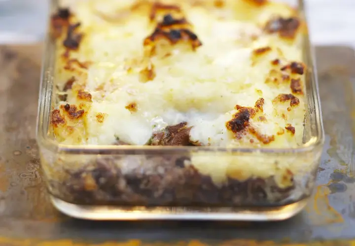 Un hachis parmentier doré et gratiné, prêt à être dégusté. La cuisson chaleur tournante a parfaitement réussi ce plat réconfortant.