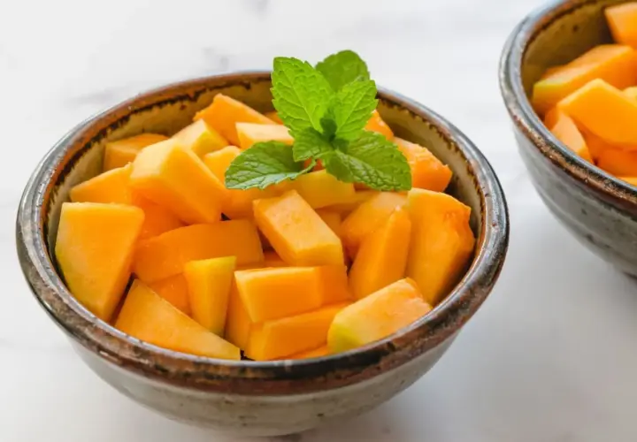 Un délicieux dessert au melon rapide et facile, garni de menthe fraîche. Parfait pour une collation rafraîchissante.
