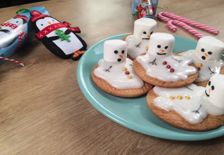 Adorable dessert de Noël pour enfant : biscuits décorés de bonhommes de neige en guimauve fondante.