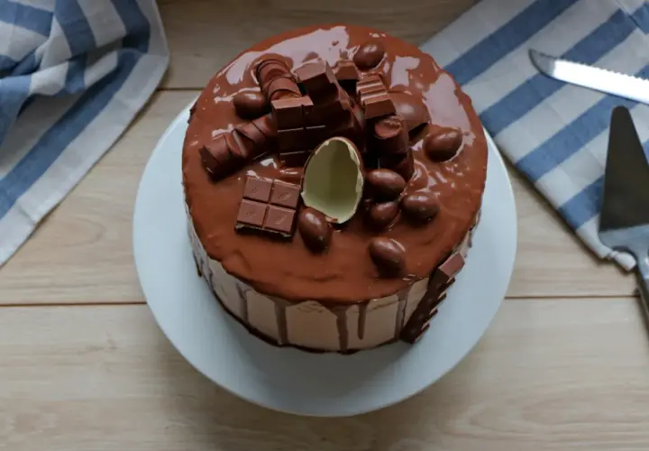 Gâteau Kinder au chocolat, garni de barres chocolatées et d'œufs en chocolat. Un délice gourmand !
