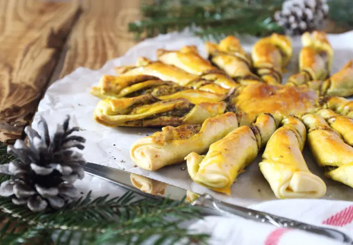 Tarte soleil au pesto, dorée et appétissante, prête à être partagée. Un délice pour les fêtes.