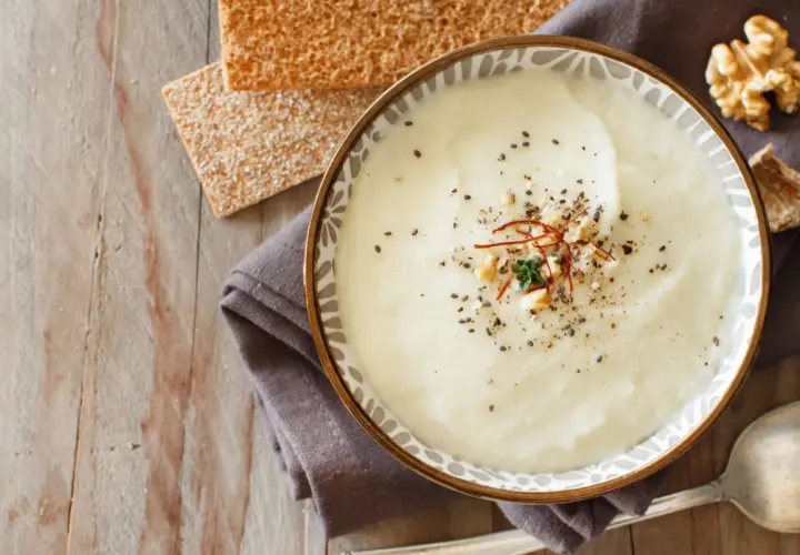 Velouté onctueux de reste de choux fleur cuit, garni de graines et d'épices. Servi avec des crackers et une noix.
