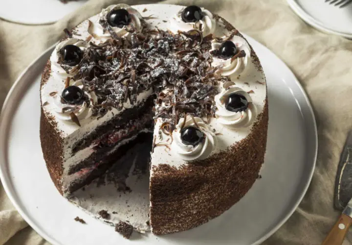 Gâteau Forêt Noire, une recette Cyril Lignac. Chocolat, crème fouettée, cerises et copeaux de chocolat. Un délice !