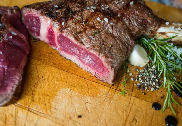 Côte de boeuf juteuse, saignante, parfaite pour un barbecue. La température idéale pour un goût exceptionnel.