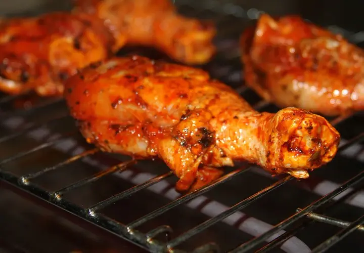 Cuisses de poulet marinées, grillées au barbecue charbon, dégoulinant de sauce savoureuse.