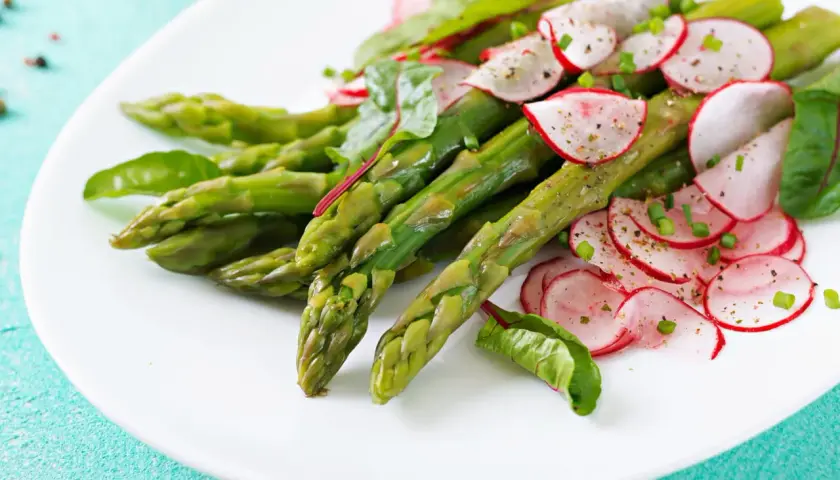 Salade d'asperges vertes et radis croquants, une recette parfaite pour le mois de mai.