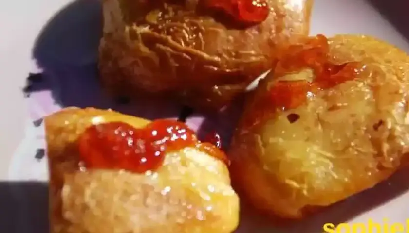 Trois morceaux de coing au four, nappés de miel et d'une touche de confiture rouge. Un délice sucré et parfumé.