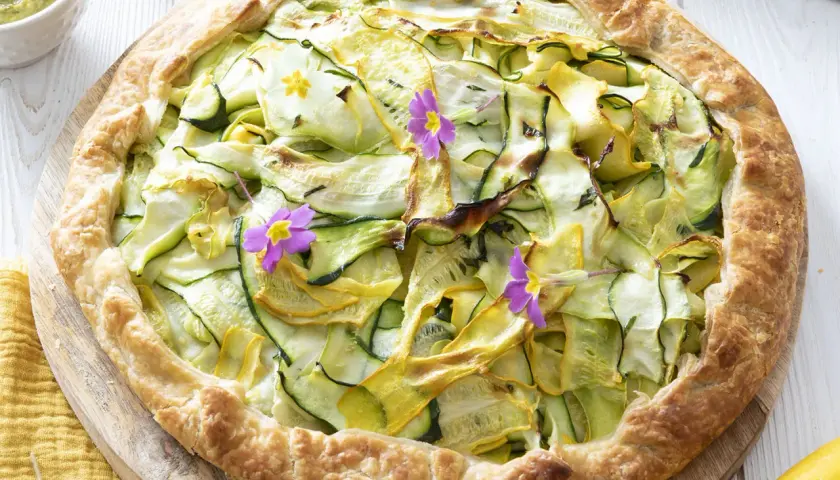 Galette aux courgettes et fleurs comestibles, un repas frais et coloré.