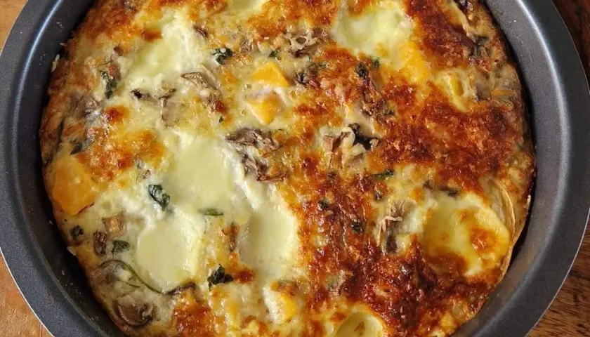 Une délicieuse quiche aux champignons et courge, parfaite comme idée recette novembre. Le fromage fondu et la croûte dorée donnent envie !