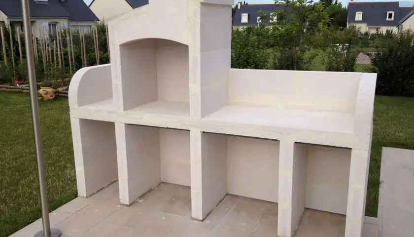 Un barbecue en Siporex, prêt à être installé, avec un avaloir intégré. Idéal pour vos futures grillades d'été.