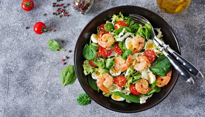 Salade de crevettes et œufs, une recette avec citron pour un repas frais et léger. Tomates cerises, épinards et vinaigrette.