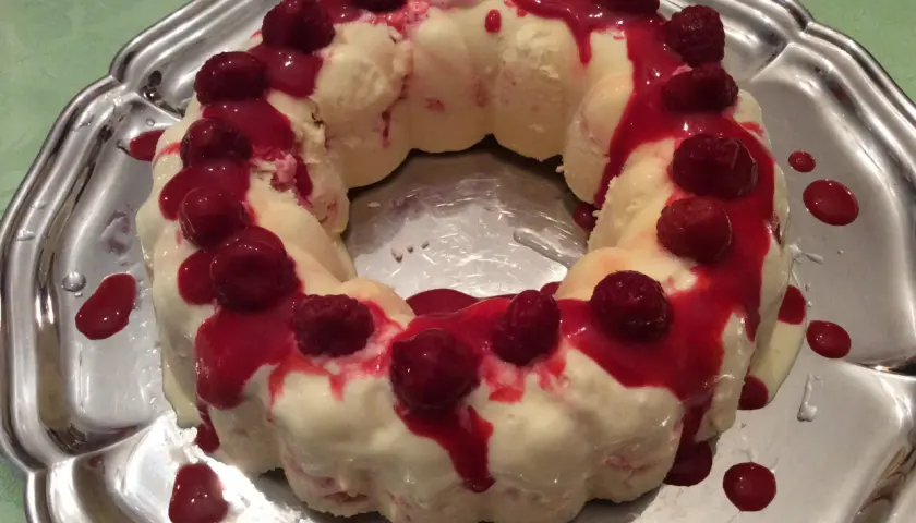 Vacherin glacé aux framboises, une recette facile à réaliser avec votre moule Tupperware. Délicieux et rafraîchissant !