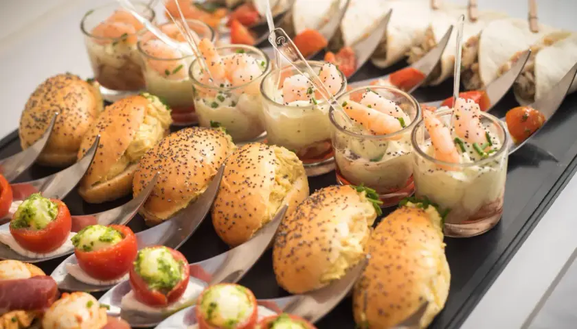 Amuse-bouches variés pour un mariage : verrines de crevettes, mini-burgers, tomates farcies. Combien d'amuse bouche par personne pour mariage ?