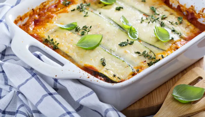Lasagne aux légumes d'hiver, gratinée et garnie de basilic frais. Un plat réconfortant pour les journées froides.