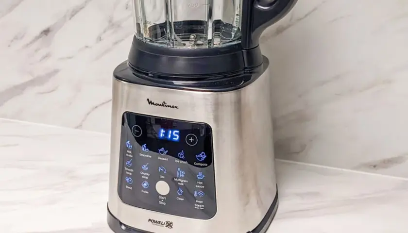 Blender Moulinex prêt pour votre prochaine recette. Smoothies, soupes, compotes, il fait tout !
