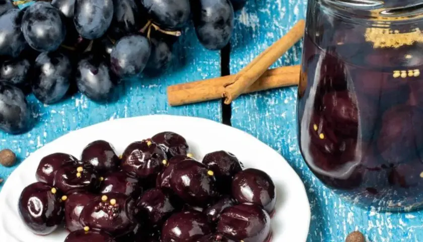 Des raisins trop mûrs transformés en compote ou en confiture, avec des bâtons de cannelle et des grains de poivre. Une idée pour que faire avec des raisins trop mûrs.