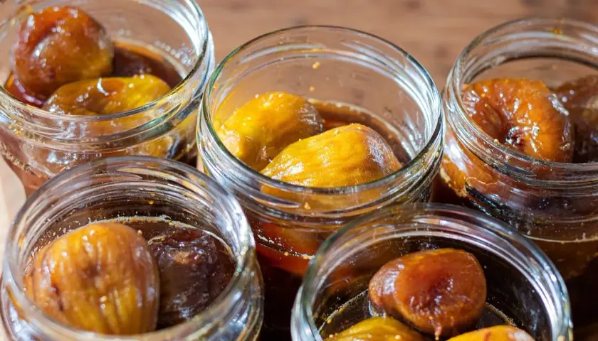 Des figues au sirop, le parfait délice d'automne, baignant dans leur jus ambré. Un délice à savourer.