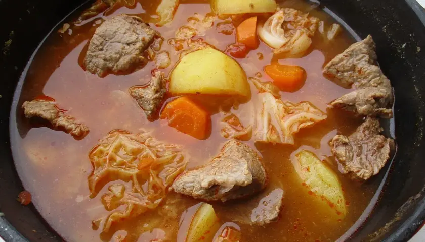 Un plat mijoté réconfortant, digne d'une recette viking viande : morceaux de bœuf, pommes de terre, carottes et chou dans un bouillon savoureux.