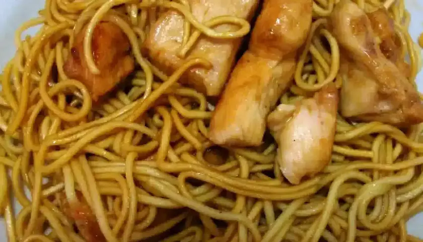 Nouilles chinoises poulet sauce soja miel, un plat savoureux et coloré.