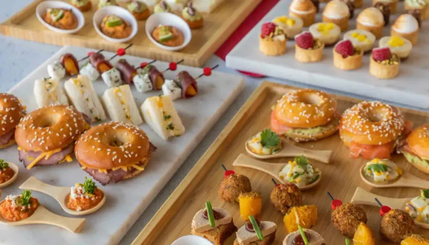 10 assortiments de canapés salés très facile : mini-bagels, sandwichs, brochettes, verrines et toasts variés pour un apéritif gourmand.