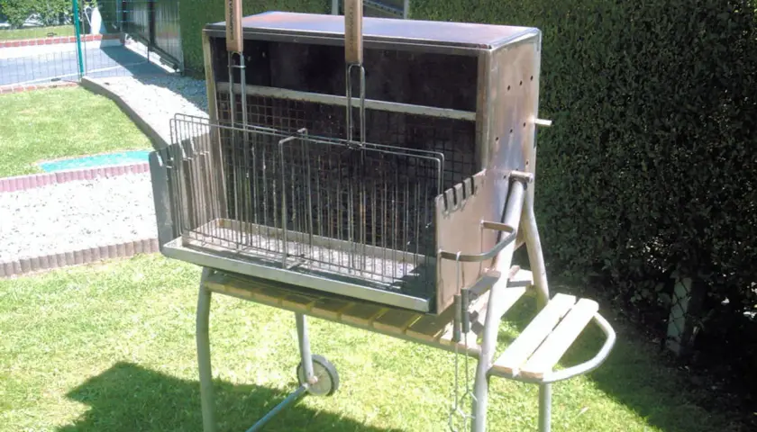 Un barbecue vertical fait maison, idéal pour fabriquer un foyer vertical pour tournebroche. Il est prêt pour une cuisson en plein air.