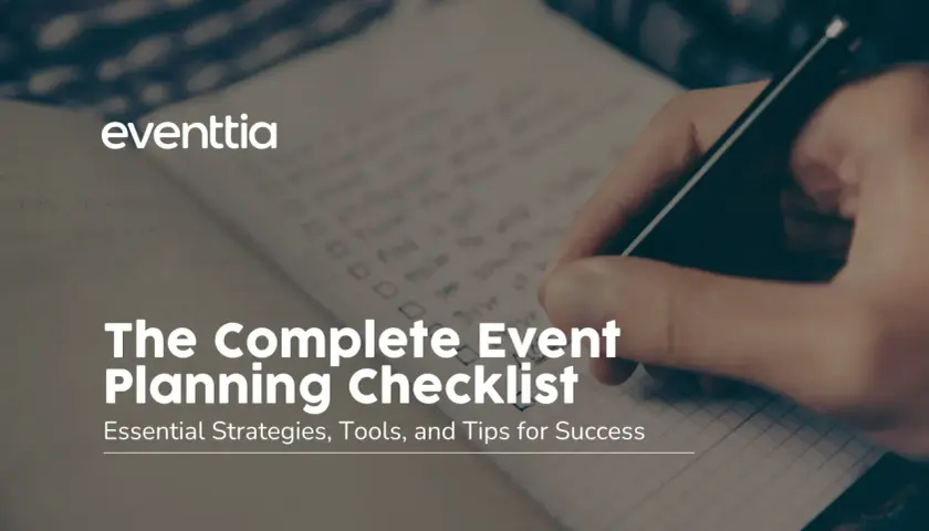 Une main écrit sur une liste organisation dans un carnet. Le titre "The Complete Event Planning Checklist" est affiché.