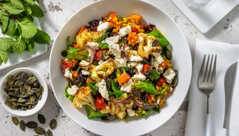 Salade colorée avec chou-fleur rôti, courge, feta et graines de courge. Un plat parfait pour un repas léger d'été.