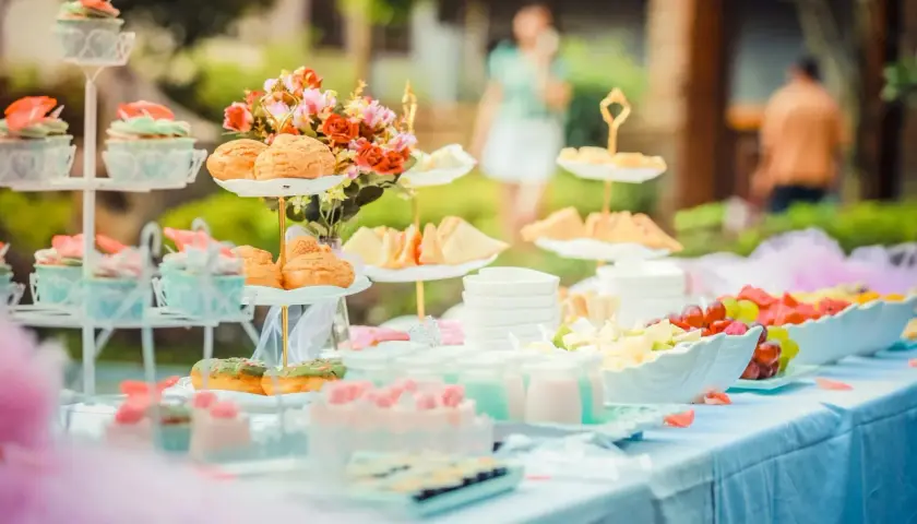 Buffet de mariage pas cher avec cupcakes, choux, fruits frais et desserts. Une table joliment dressée pour célébrer l'amour sans se ruiner.