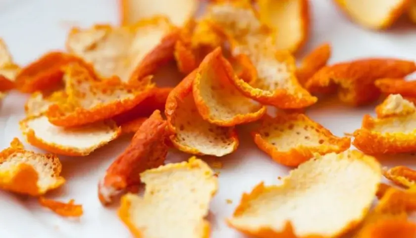 Écorces d'oranges séchées, parfaites pour 5 trucs à faire avec les oranges : zestes, confits, infusions, désodorisants ou même pour la décoration.