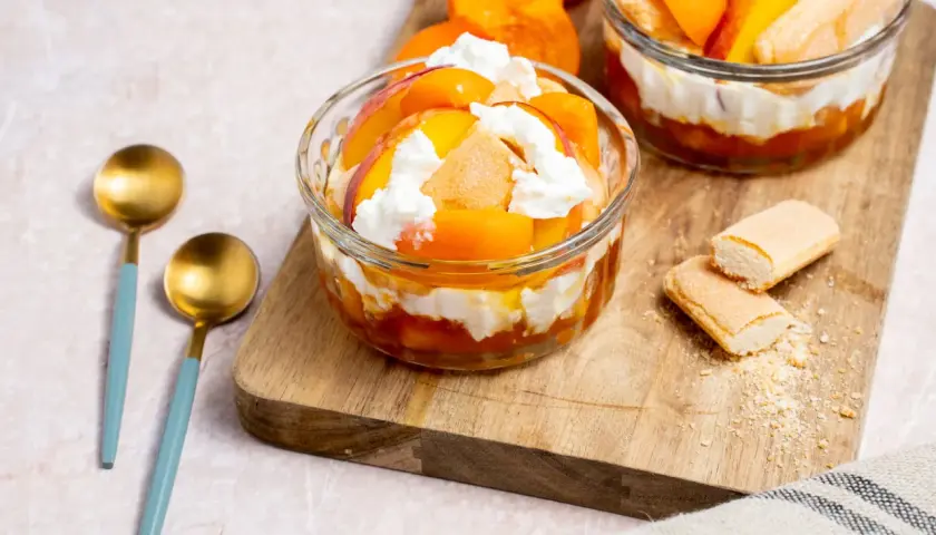 Douceur d'abricots et crème fouettée dans des coupes, un délice parfait pour un dessert de septembre.