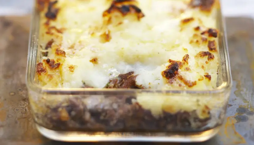 Un hachis parmentier doré et gratiné, prêt à être dégusté. La cuisson chaleur tournante a parfaitement réussi ce plat réconfortant.
