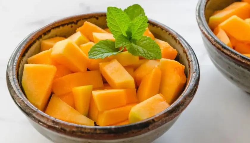 Un délicieux dessert au melon rapide et facile, garni de menthe fraîche. Parfait pour une collation rafraîchissante.