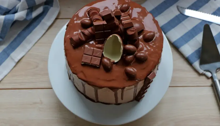 Gâteau Kinder au chocolat, garni de barres chocolatées et d'œufs en chocolat. Un délice gourmand !