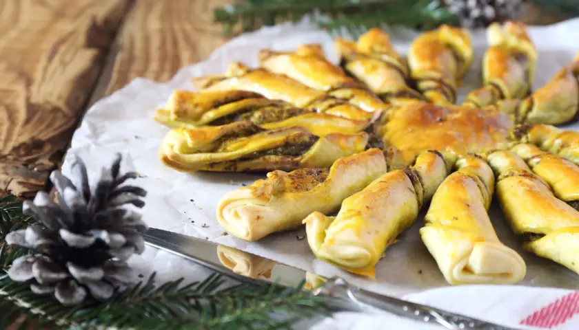 Tarte soleil au pesto, dorée et appétissante, prête à être partagée. Un délice pour les fêtes.