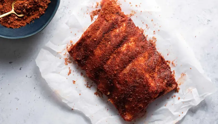 Côtelettes de porc généreusement assaisonnées, prêtes pour la cuisson. La rub sopasco recette parfaite pour des ribs savoureux.