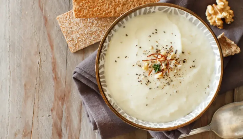 Velouté onctueux de reste de choux fleur cuit, garni de graines et d'épices. Servi avec des crackers et une noix.