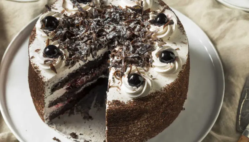 Gâteau Forêt Noire, une recette Cyril Lignac. Chocolat, crème fouettée, cerises et copeaux de chocolat. Un délice !