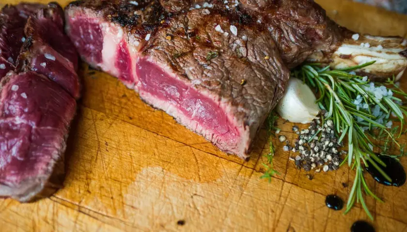 Côte de boeuf juteuse, saignante, parfaite pour un barbecue. La température idéale pour un goût exceptionnel.