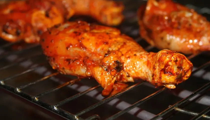 Cuisses de poulet marinées, grillées au barbecue charbon, dégoulinant de sauce savoureuse.