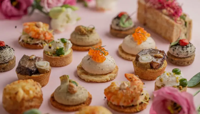 Un assortiment d'amuse-bouches variés, parfaits pour un apéro sucré. Crevettes, caviar, viande, fromage, et bien plus encore, présentés avec élégance.