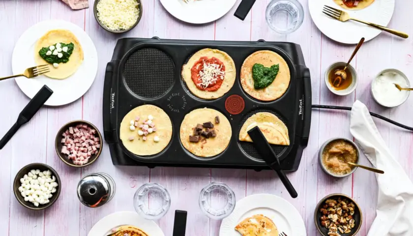 Mini crêpes garnies de fromage, jambon, chocolat, sauce tomate, épinards, compote, miel et noix. Parfait pour une garniture pour mini crêpe party.