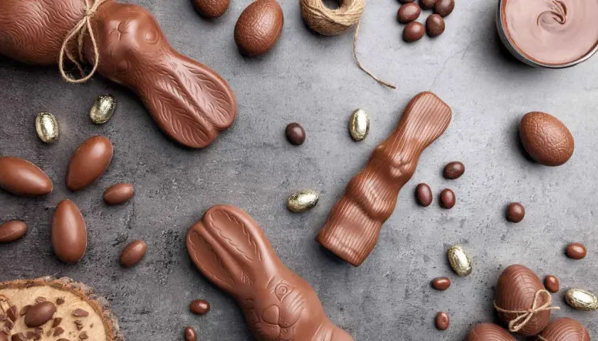 Lapins et œufs en chocolat, parfaits pour savoir que faire avec un reste de chocolat fondu.